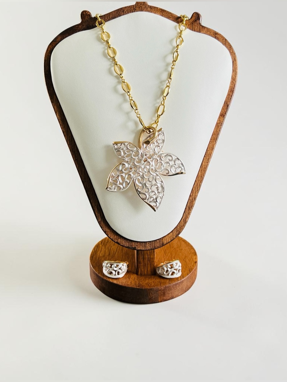 Vintage 1950s Filigree Necklace (Brooch) & Matching Clip-On Earrings Set - Picture 5 of 5